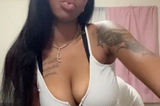 Easygoing, Good Vibes Only Flirty Smiles & Easy Chemistry - Image 4