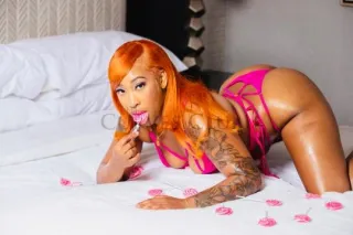 hottie with the body can i grind my pleasure on you - Image 2