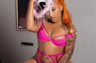 hottie with the body can i grind my pleasure on you - Image 1