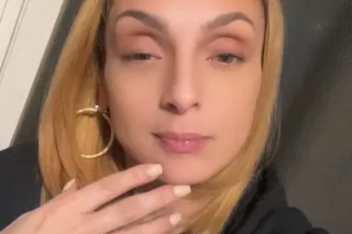 BEAUTIFUL BLONDE BOMBSHELL - Image 3