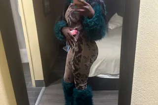 Exotic thick baddie wit a phat... - Image 3