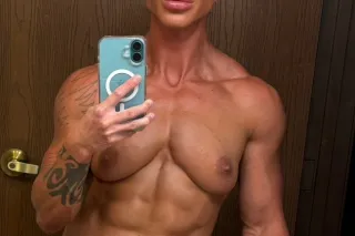 Female Bodybuilder with big CLIT - Image 6