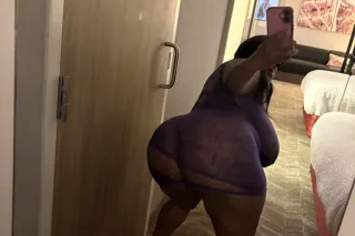 😘TAKE ME TO POUND TOWN 🤯 LEGS ... - Image 3