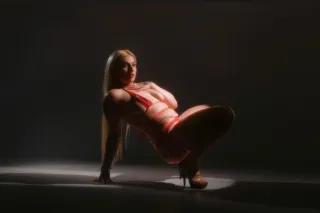 Bubbly Blonde Visiting - Image 4