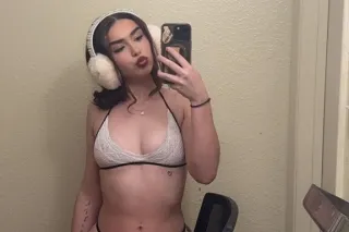 adult filmstar for rent lol - Image 7