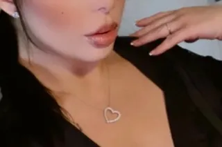 5'5 with pretty brown eyes - Image 7