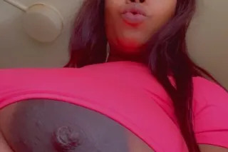 country girl with a natural bo... - Image 4