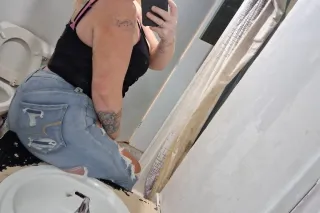 YOUR FAVORITE WHITE GIRL IN OL... - Image 1