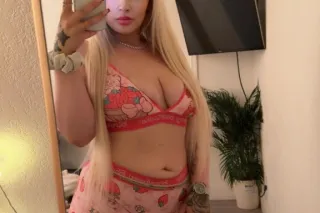 Bubbly Blonde Visiting - Image 7