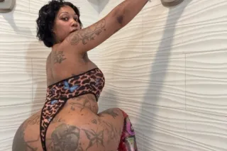 ⬛ ⬛ ⬛BIG OL BOOTY + Phat Shave... - Image 3