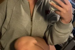 pretty midwest blonde in town ... - Image 1