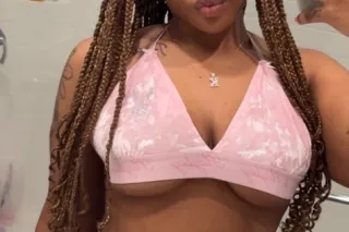 Hang with THE star ⭐ - 24 - Image 2