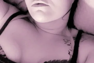 MILF DOING ALL CALLS FRESH MEAT 😘 - Image 1