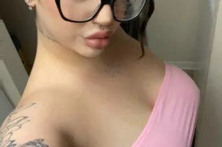 Upscale Curvy Bombshell Brunet... - Image 1