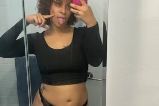 my old pag got hacked theres a fake theres a dude using my old mega scamming people facetime me so u know im real Dominican Princess 💘 - Image 5