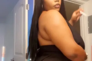 UPSCALE THICK EBONY FREAK 😍🍭👠 ... - Image 1