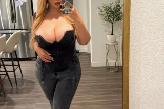 5'5 Spanish Mami , DD's With T... - Image 1