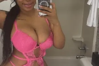 BUSTY BOMBSHELL BABE BACK IN T... - Image 3