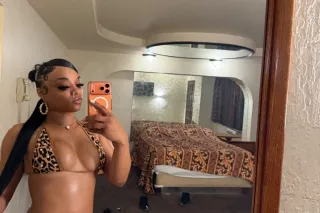 5'3 NEW IN TOWN⭐ 5 STAR THROAT... - Image 2