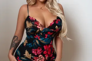 Luxury Blonde Bombshell – Elegance, Intimacy & Indulgence - Image 10