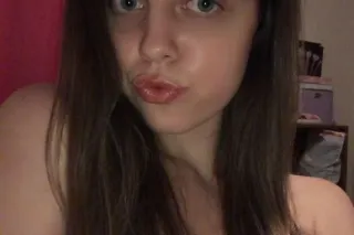 Hey gentlemen😩😩, I'm available... - Image 2