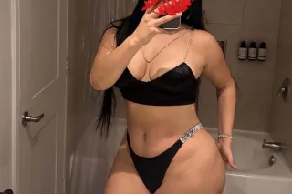 Hot Latina with the most amazi... - Image 1