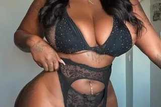 Hello i’m in town looking to h... - Image 1