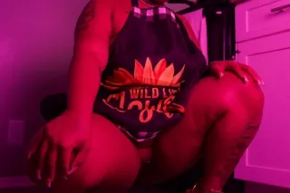 COME SEE THE QUEEN🌼💛 available... - Image 2