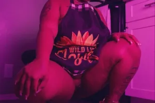 COME SEE THE QUEEN🌼💛 available... - Image 4