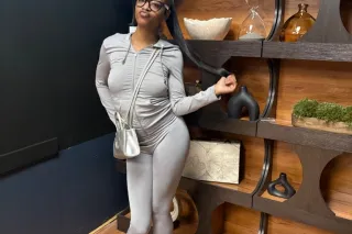 brownskin honeybun🍯👅 2 GIRL SP... - Image 3