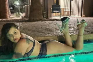 porn star looking to show you ... - Image 3