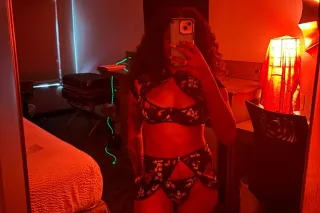 Welcome to Paradise 🌴 California Party Girl Available! - Image 8