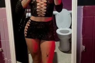 petite brunette visiting ;) - Image 2