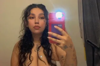 Sexy thick latina waiting to p... - Image 2