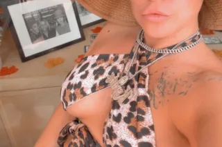 South Austin Hottie!! blonde t... - Image 3