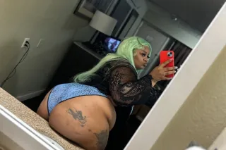 Good morning 💚🩷 Upscale Bbw he... - Image 3