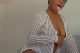 💋💋 YOUR FAVORITE 4'11 PETITE G... - Image 1