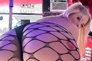 new in town barbie is here to please & hypnotize you in my exotic deep blue eyes 😍💦 - Image 3