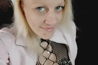 Mandy is the BLONDIE with the BODY - - Image 10