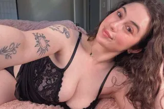 🍆Young Sexy Queen With Tight P... - Image 3