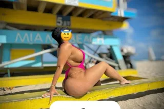 Latina in town for the weekend... - Image 1