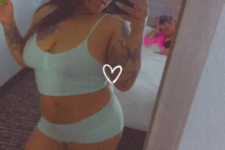 im nicole im new here on vacat... - Image 3