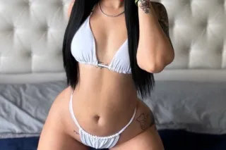 Sexy Latina visiting the city,... - Image 1