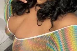 Voluptuous Barbie - 33 - Image 4