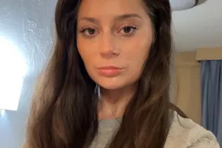 Classy Brunette Who Knows How ... - Image 4