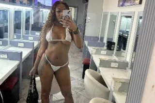 sexiiiiii waterpark millieeee💦😋🍫the head doctor 2girls shows - Image 1