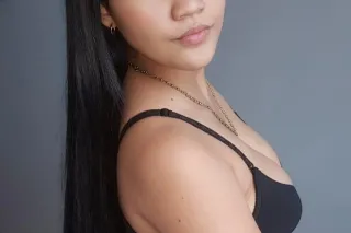 Bella mujer recien llegada ala... - Image 1