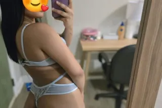 linda chica juguetona y divert... - Image 1