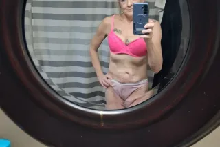 Hot ass Milf - Image 1