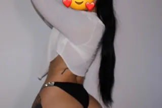 Sexy Latina visiting the city,... - Image 1